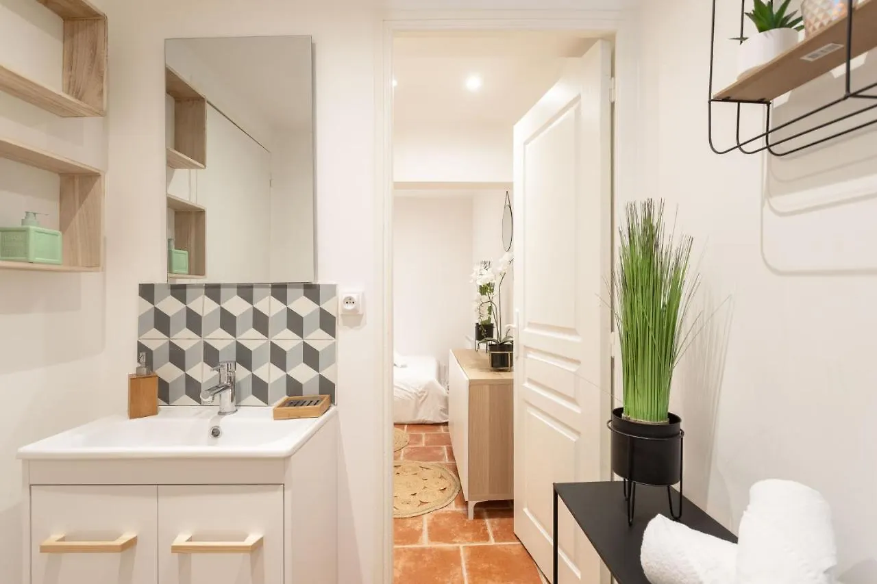 Complexe Les Petits Paniers - 5 Studios - Clim - 16 Pers - Vieux Port Marseille Holiday home
